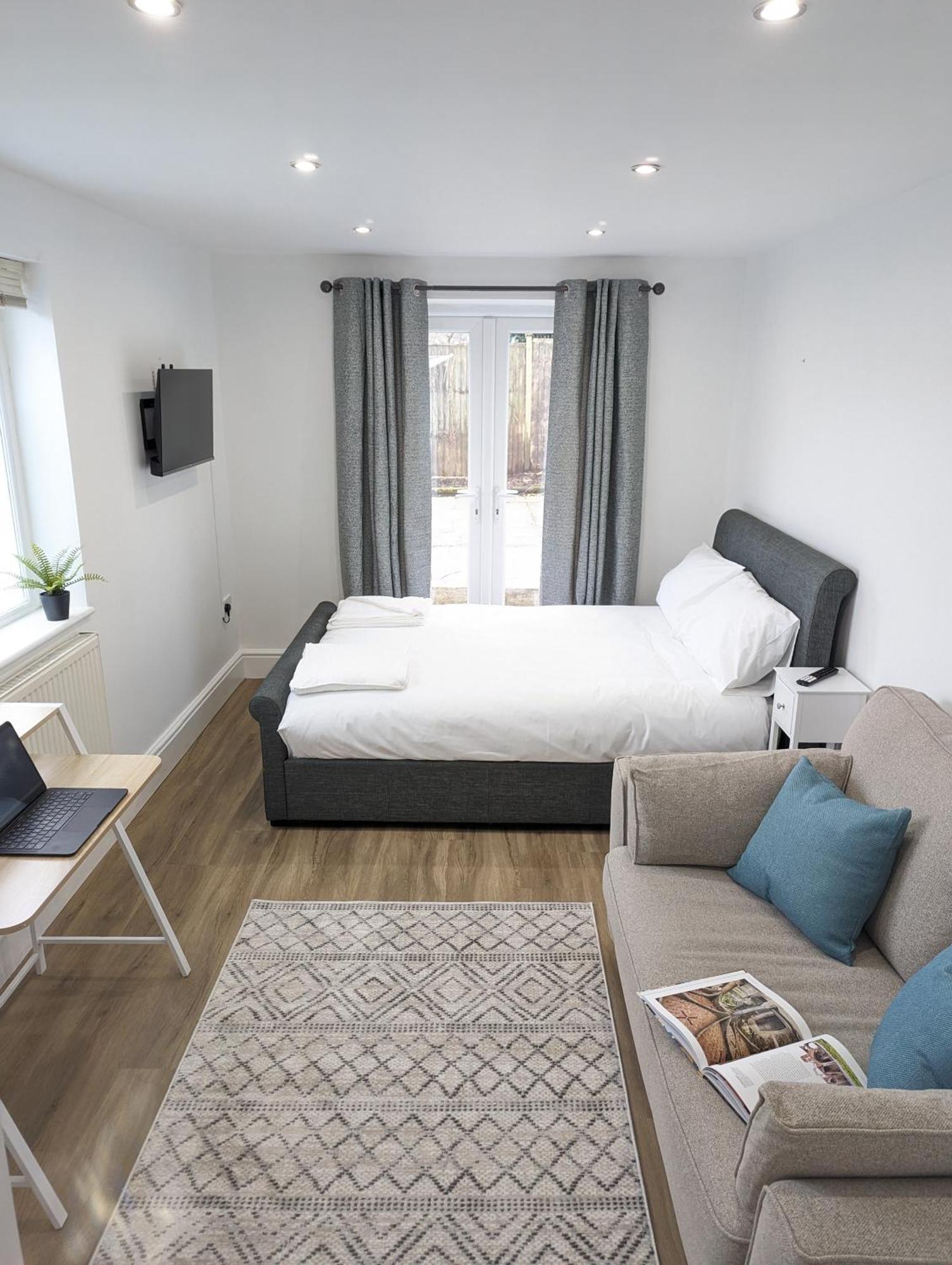 Swan Lake Lodge & Free Parking Cardiff Exterior foto